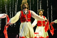 舞台上，身着传统服装的舞者以充满活力的舞蹈，捕捉动态的动作与文化表达