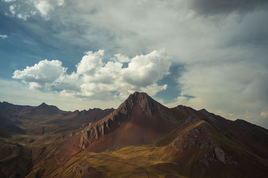 Amazing Amazing Jungle 3Days 2Nights - Amazon Wonder Expeditions Review 2026 - Dramatic landscape of the Andes mountains under a cloudy sky in Cuzco, Peru.