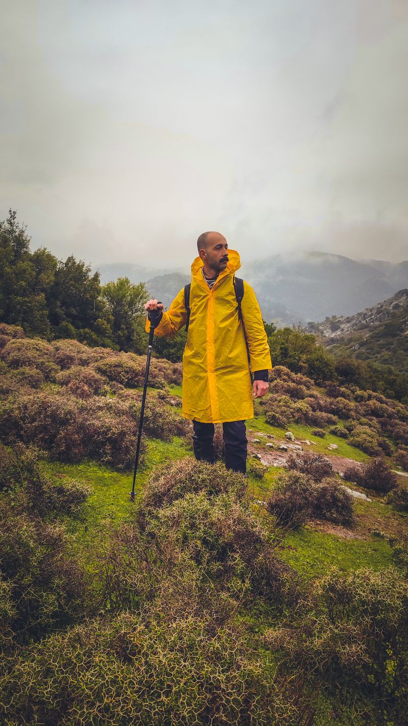 Wanderer in gelber Regenjacke