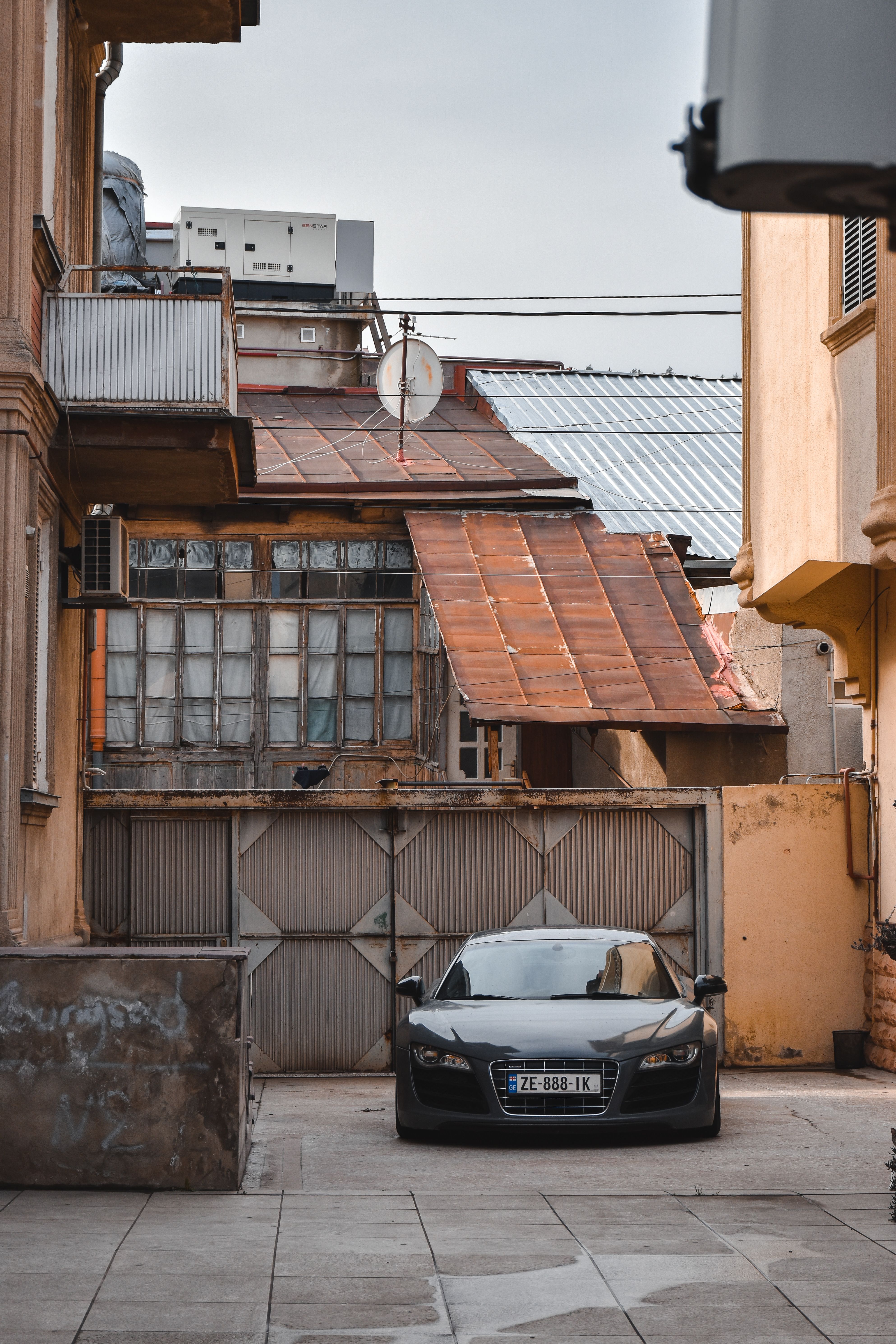 Black Audi R8 near Buildings · Free Stock Photo