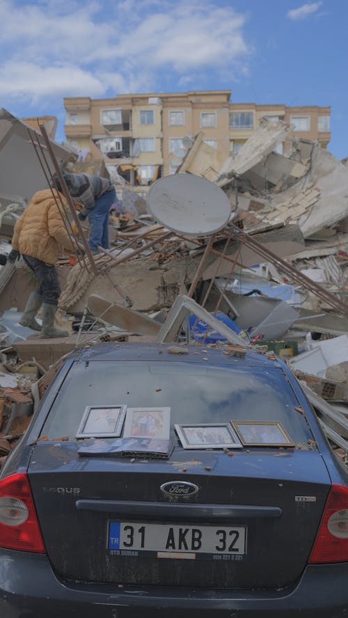 araba, deprem, dikey atış içeren Ücretsiz stok fotoğraf