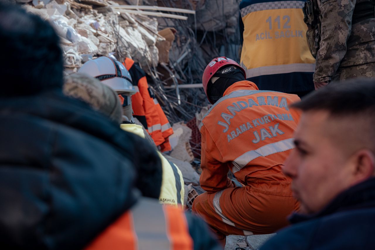 Spasilačke službe pretražuju ruševine nakon razornog potresa
