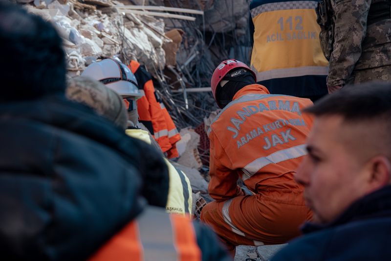 Spasilačke službe pretražuju ruševine nakon razornog potresa