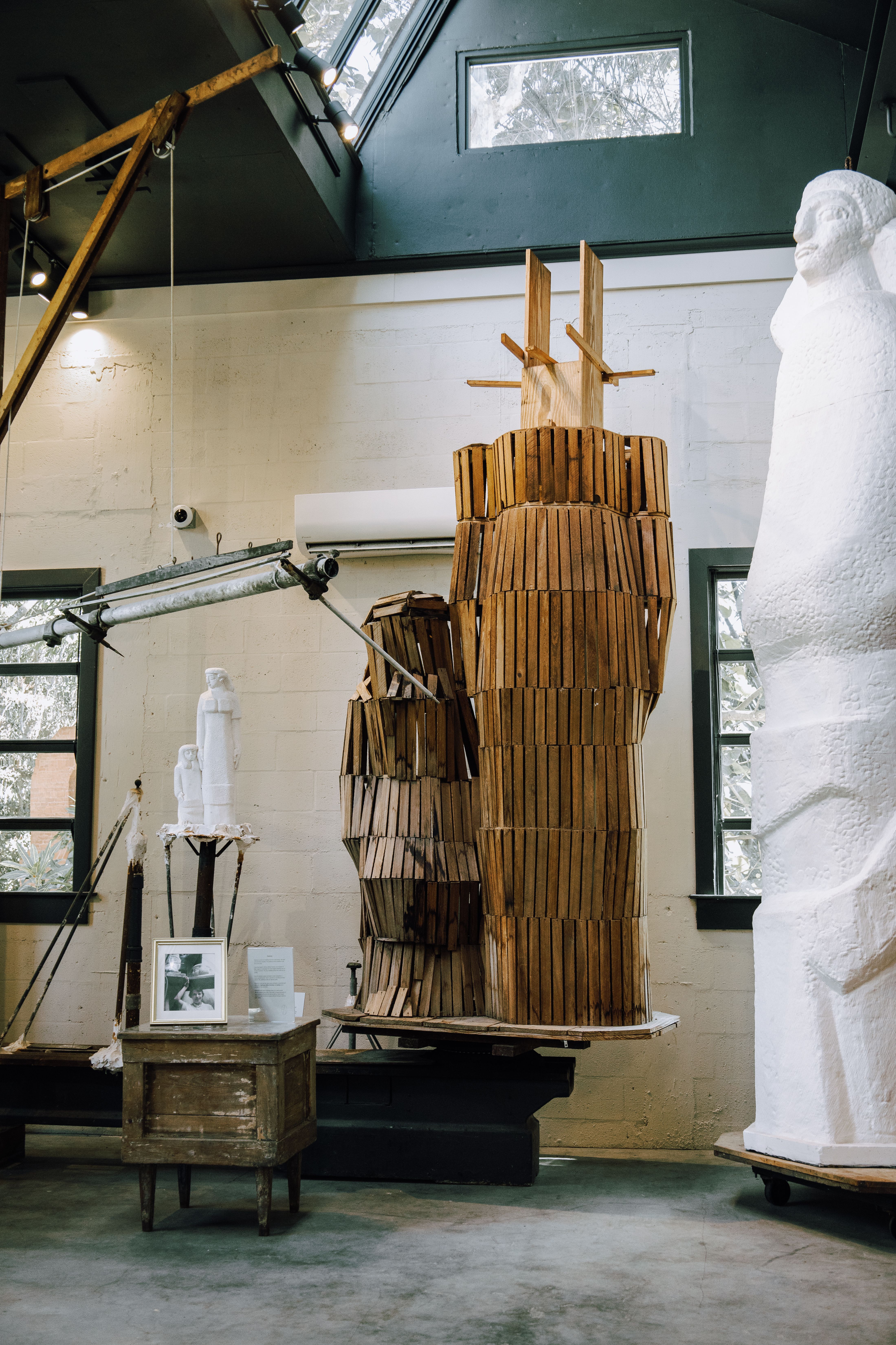 Sculptures en bois et plâtre dans un espace d’exposition