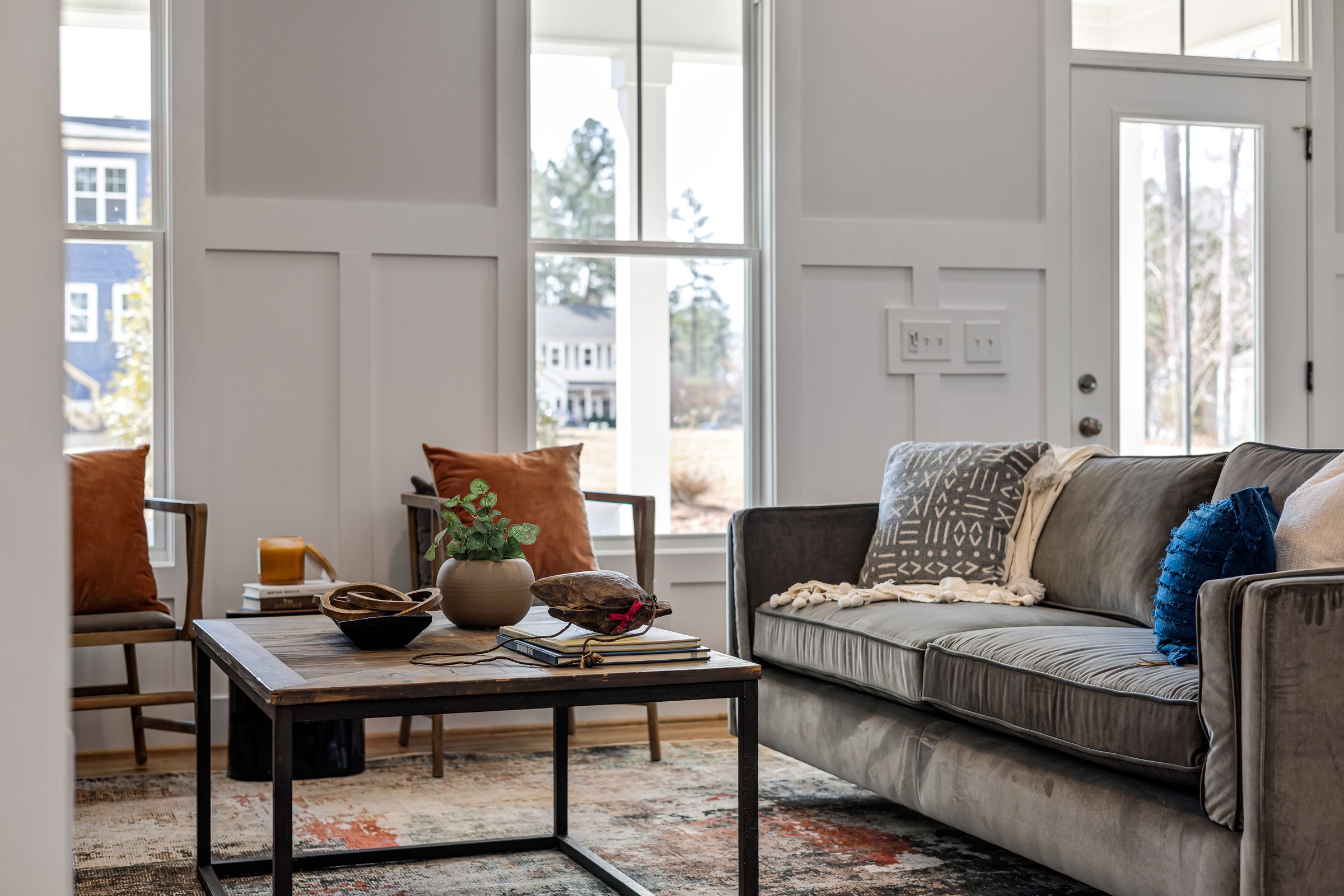 Salón con muebles de madera
