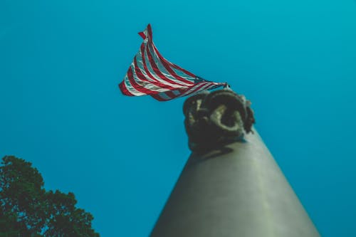 Низкоугольная фотография американского флагштока