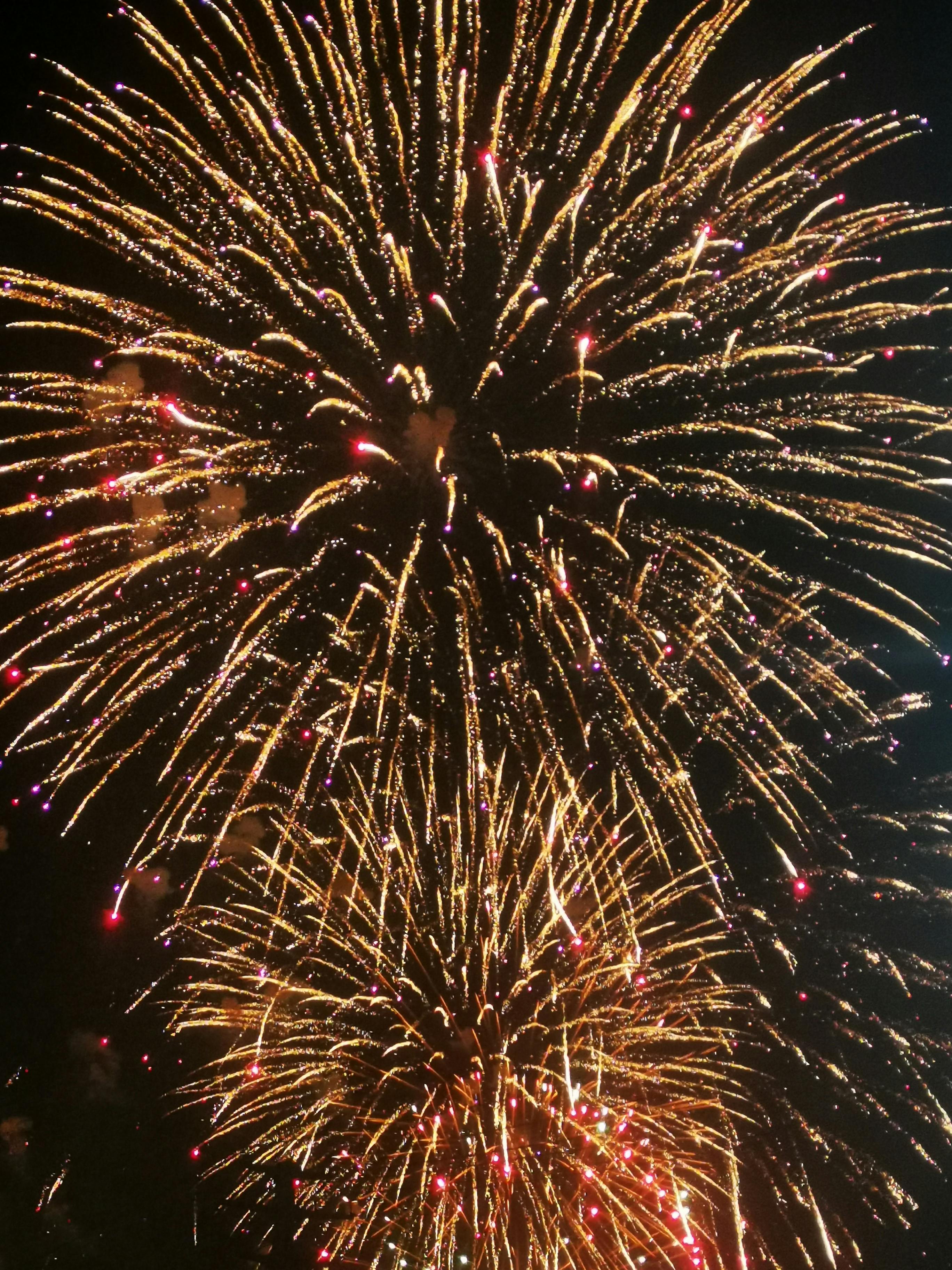 Explosión de fuegos artificiales en el cielo nocturno oscuro, celebración  del año nuevo