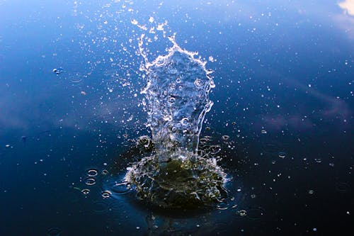 бесплатная Брызги воды крупным планом Стоковое фото