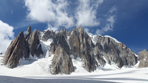 Gratis Gunung Batu Yang Ditutupi Salju Di Bawah Langit Biru Pada Siang Hari Foto Stok
