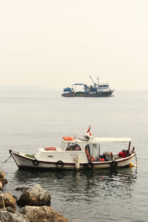 Foto profissional grátis de ancorado, barco de pesca, barcos