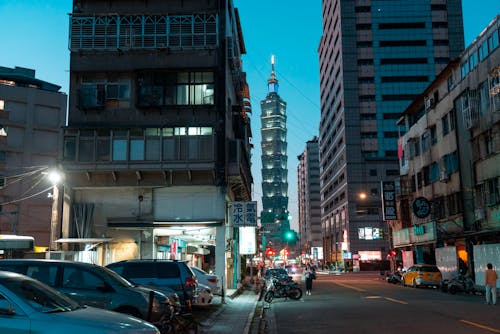 Street and Taipei 101 behind