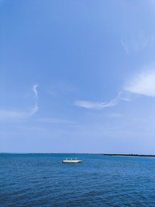 Kostnadsfri bild av båt, blå ocean, rensa blå himmel