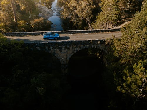 ağaçlar, araba, drone çekimi içeren Ücretsiz stok fotoğraf