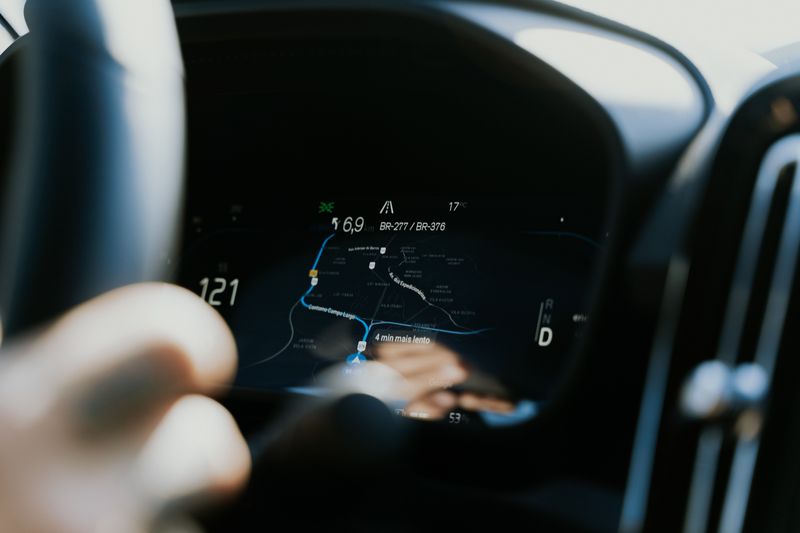 Pantalla de navegación GPS en vehículo
