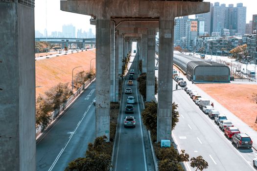 城市车流与公路旅行中的汽车