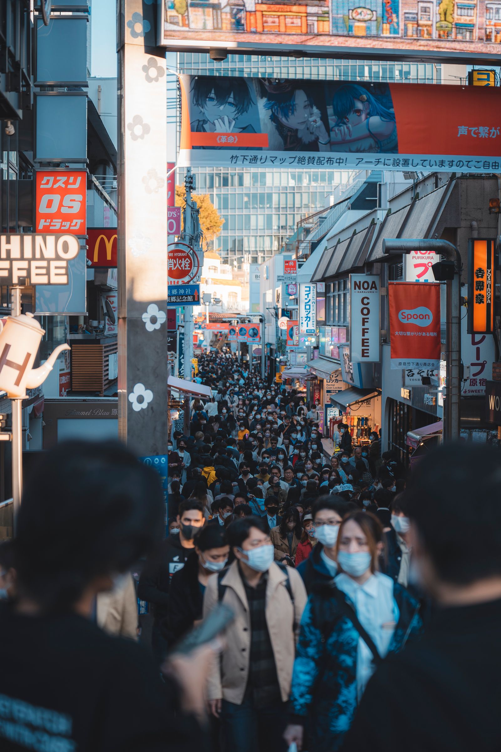 Calle comercial de Harajuku en Tokio, llena de tiendas y carteles de cultura kawaii