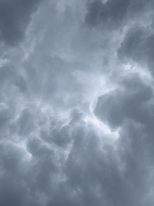 Free A moody sky with dramatic gray clouds creates a striking cloudscape. Stock Photo