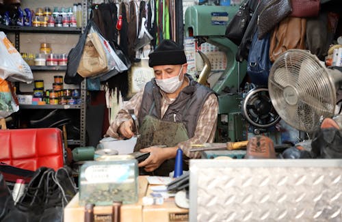 adam, apron, aşağı bakıyor içeren Ücretsiz stok fotoğraf