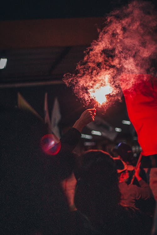 Základová fotografie zdarma na téma červené světlo, držení, kouř