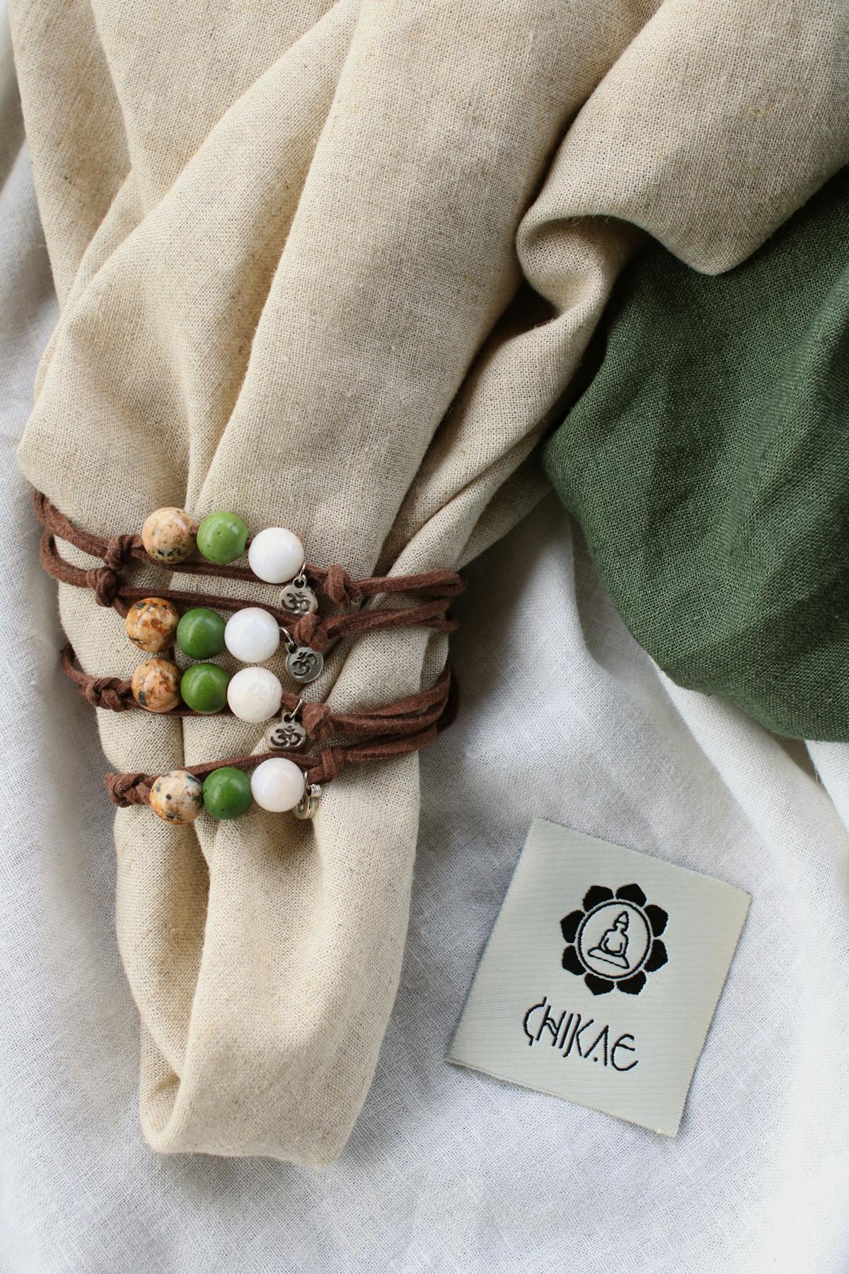 Primo piano di gioiello fatto a mano con perline colorate infilate