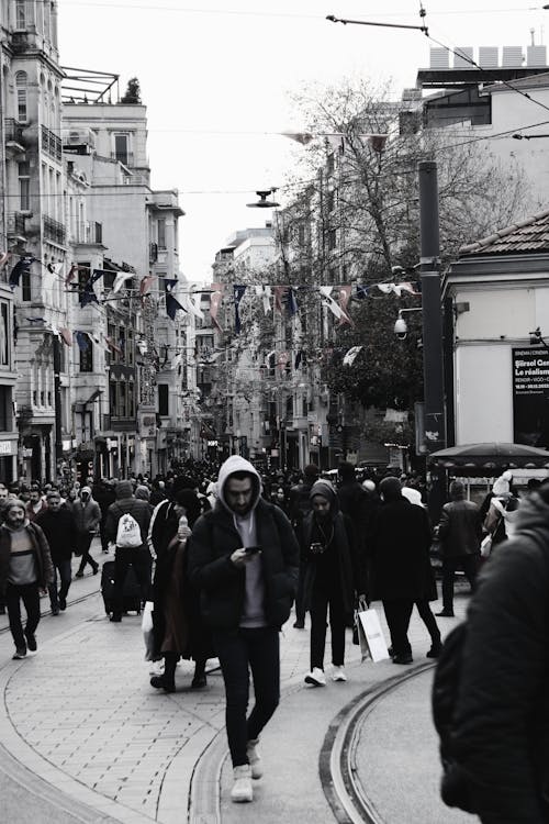 Foto d'estoc gratuïta de blanc i negre, caminant, cicek pasaji