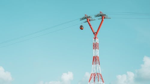 низкоугольная фотография красно белой служебной башни