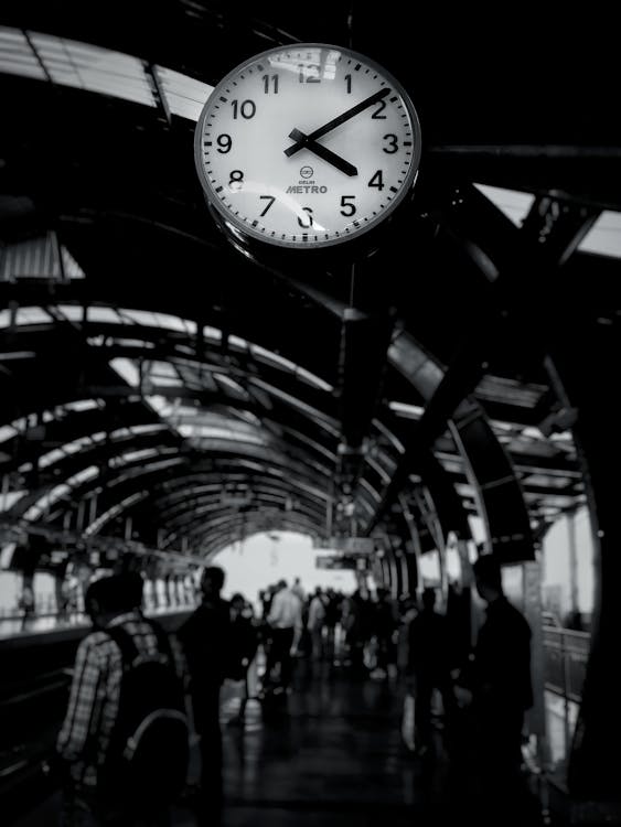 4:09の列車の時計の読み取りのグレースケール写真