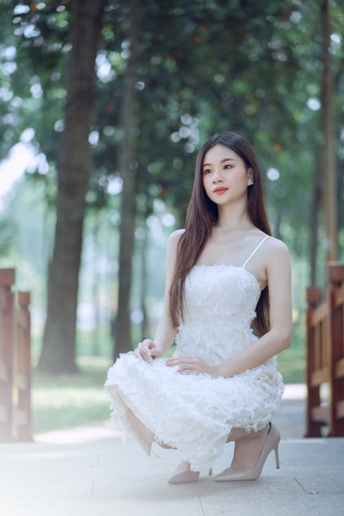 Безкоштовне стокове фото на тему «біла сукня, вертикальні постріл, дерева»
