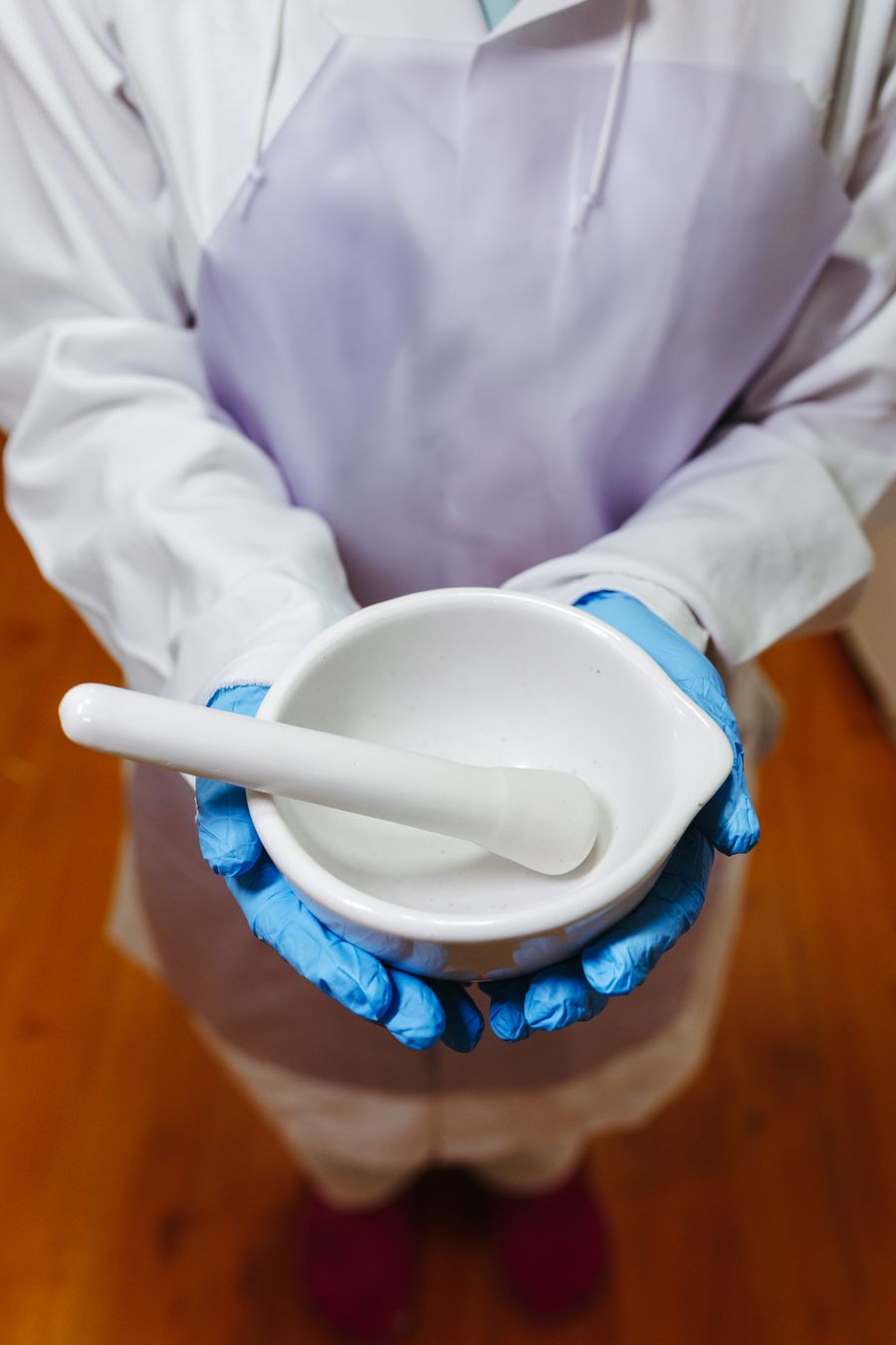 Profissional preparando uma fórmula manipulada em laboratório