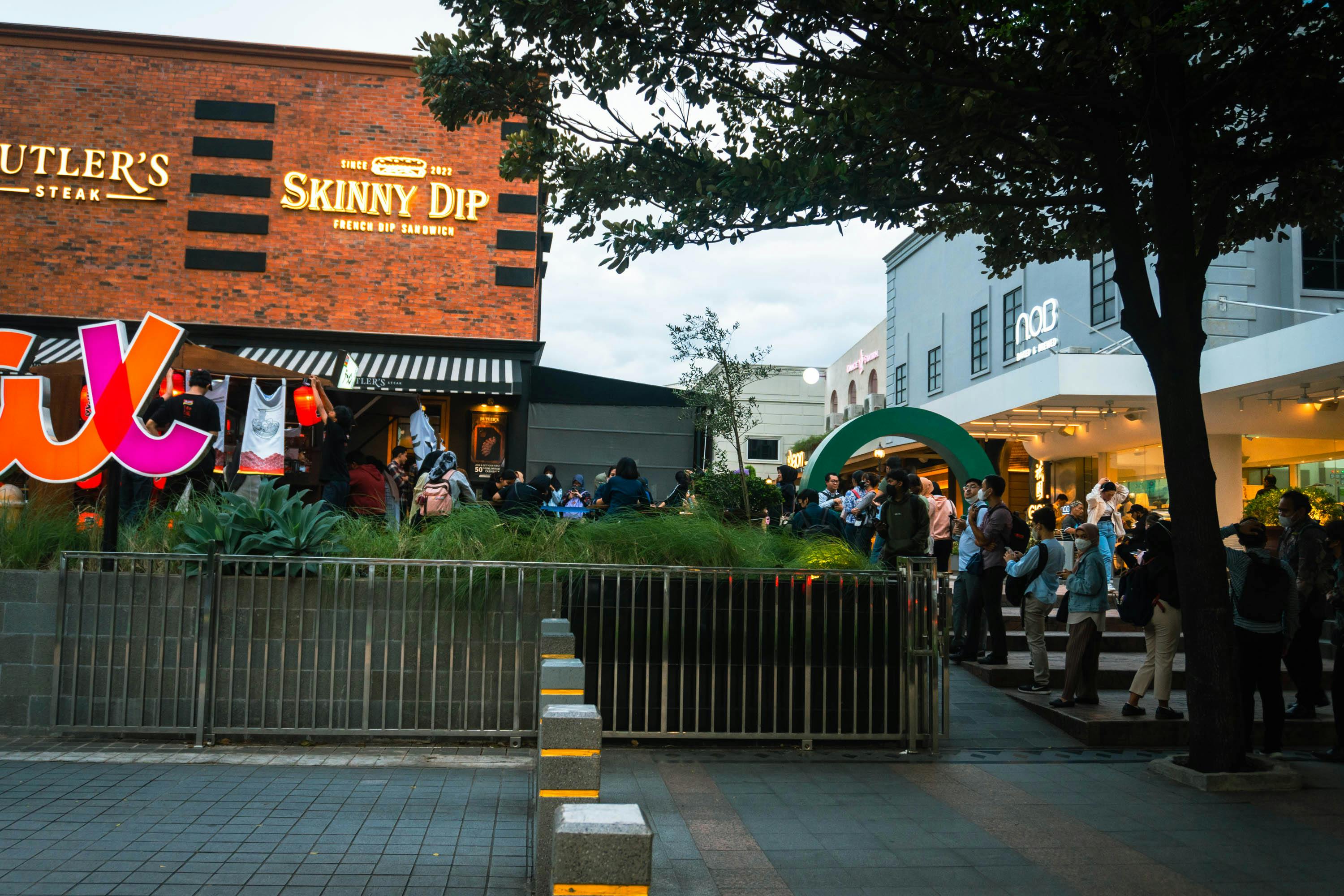 Table de mariage élégamment dressée, montrant une attention aux détails.