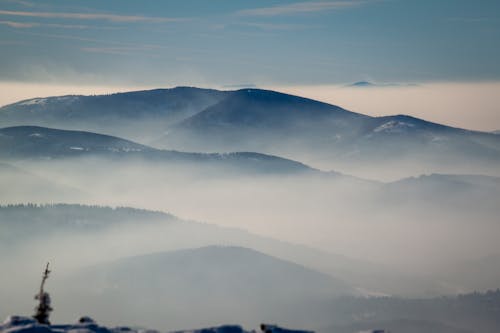 Foto profissional grátis de alvorecer, garoa, montanhas