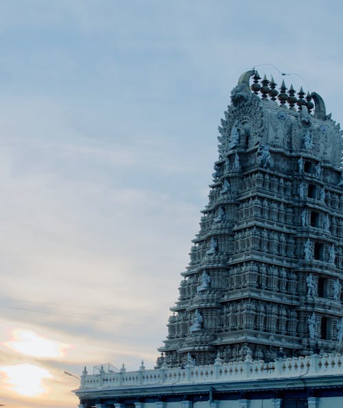 Brown Temple'ın Düşük Açılı Fotoğrafı