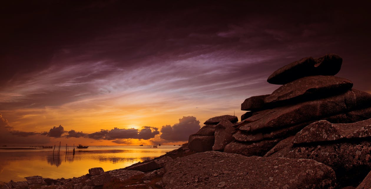 бесплатная Пейзаж скал на закате Стоковое фото