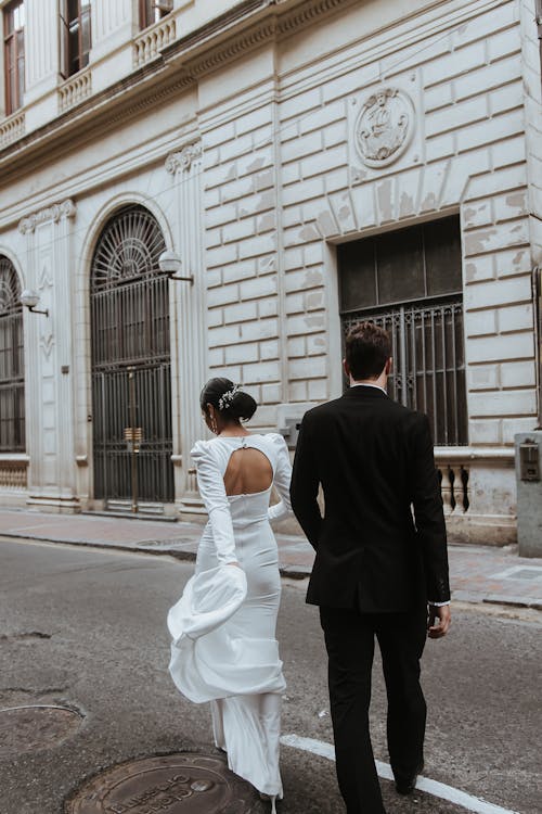 Безкоштовне стокове фото на тему «Будівля, вертикальні постріл, весільна сукня»