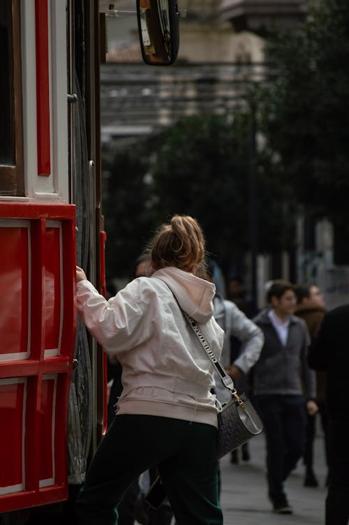 Foto profissional grátis de alforje, casaco, de pé