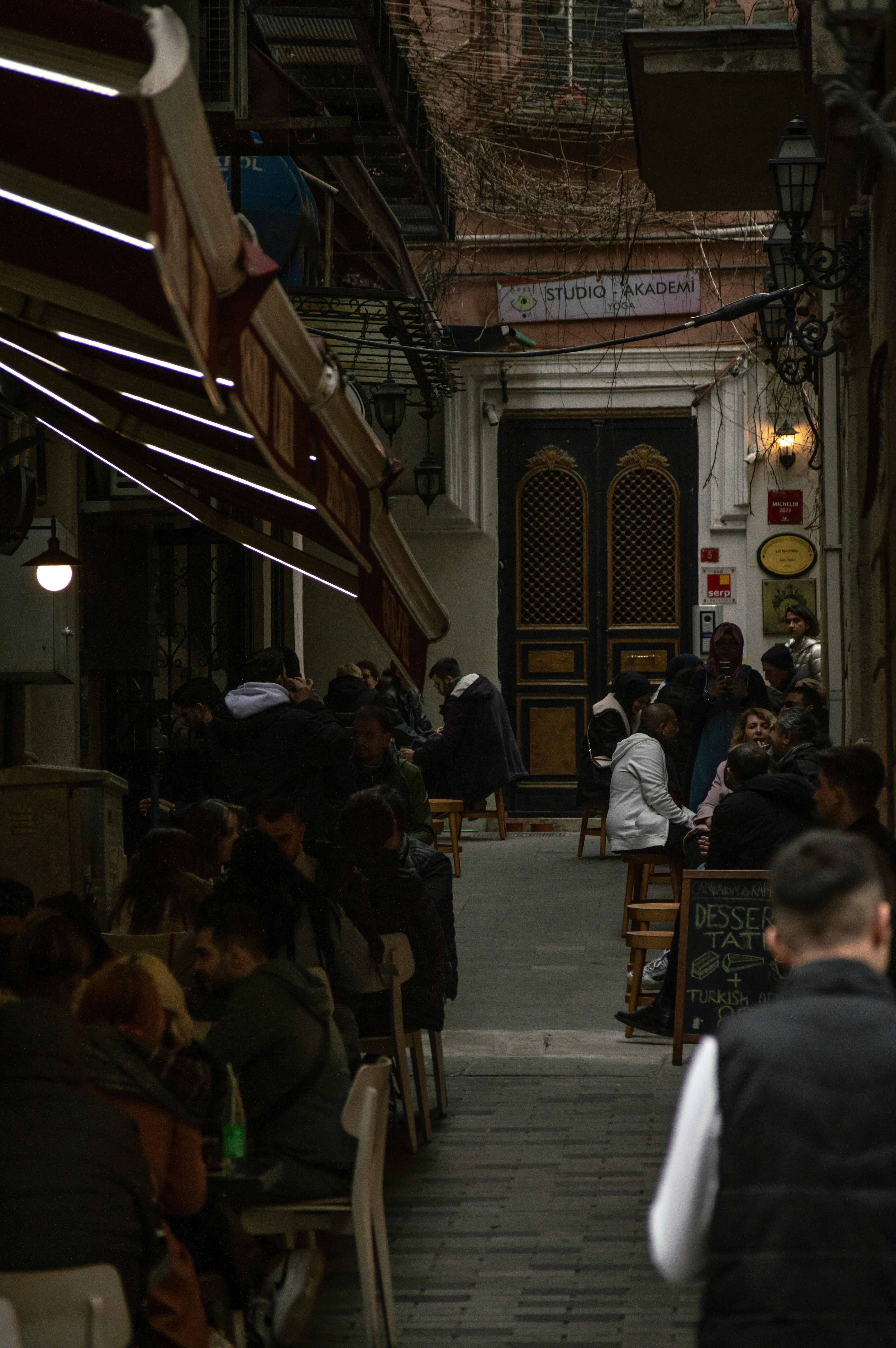 Alley Between The Walls Of The Souq Waqif Marketplace · Free Stock.