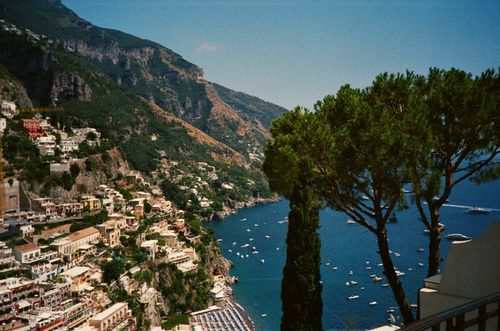 Free Explore the stunning cliffside town of Positano overlooking the Mediterranean Sea with vibrant houses and lush greenery. Stock Photo
