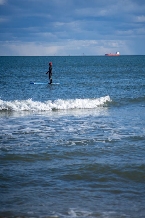 Безкоштовне стокове фото на тему «берег моря, вертикальні постріл, дошка для серфінгу»