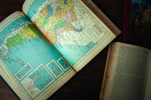 Gratis lagerfoto af åbnede bøger, kartografi, ovenfra