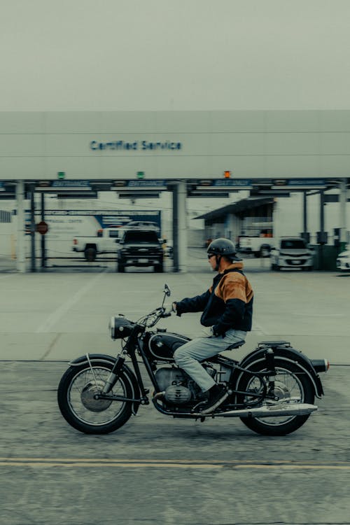 人, 垂直拍摄, 摩托車 的 免费素材图片
