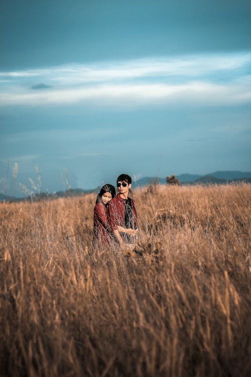 Мужчина и женщина на траве поля