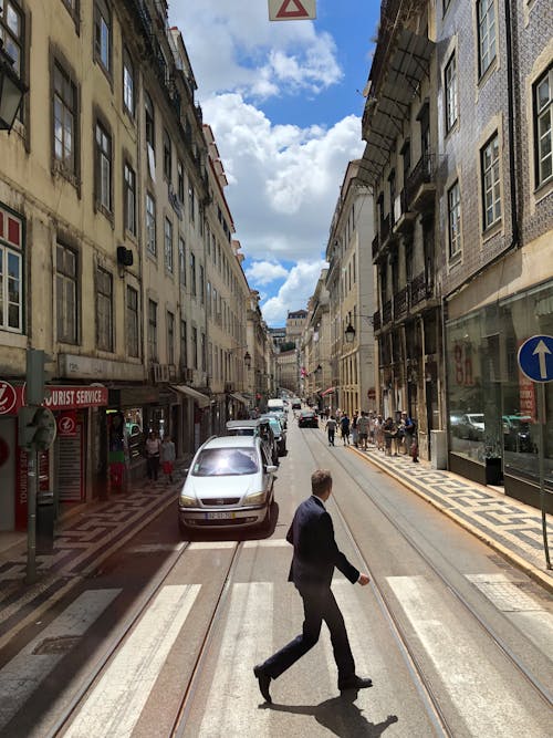 Kostenlos Mann überquert Die Straße Stock-Foto
