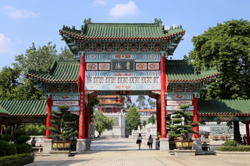 Free Explore the Yuanxuan Taoist Temple with its beautiful red and green traditional entrance gate in Guangzhou. Stock Photo