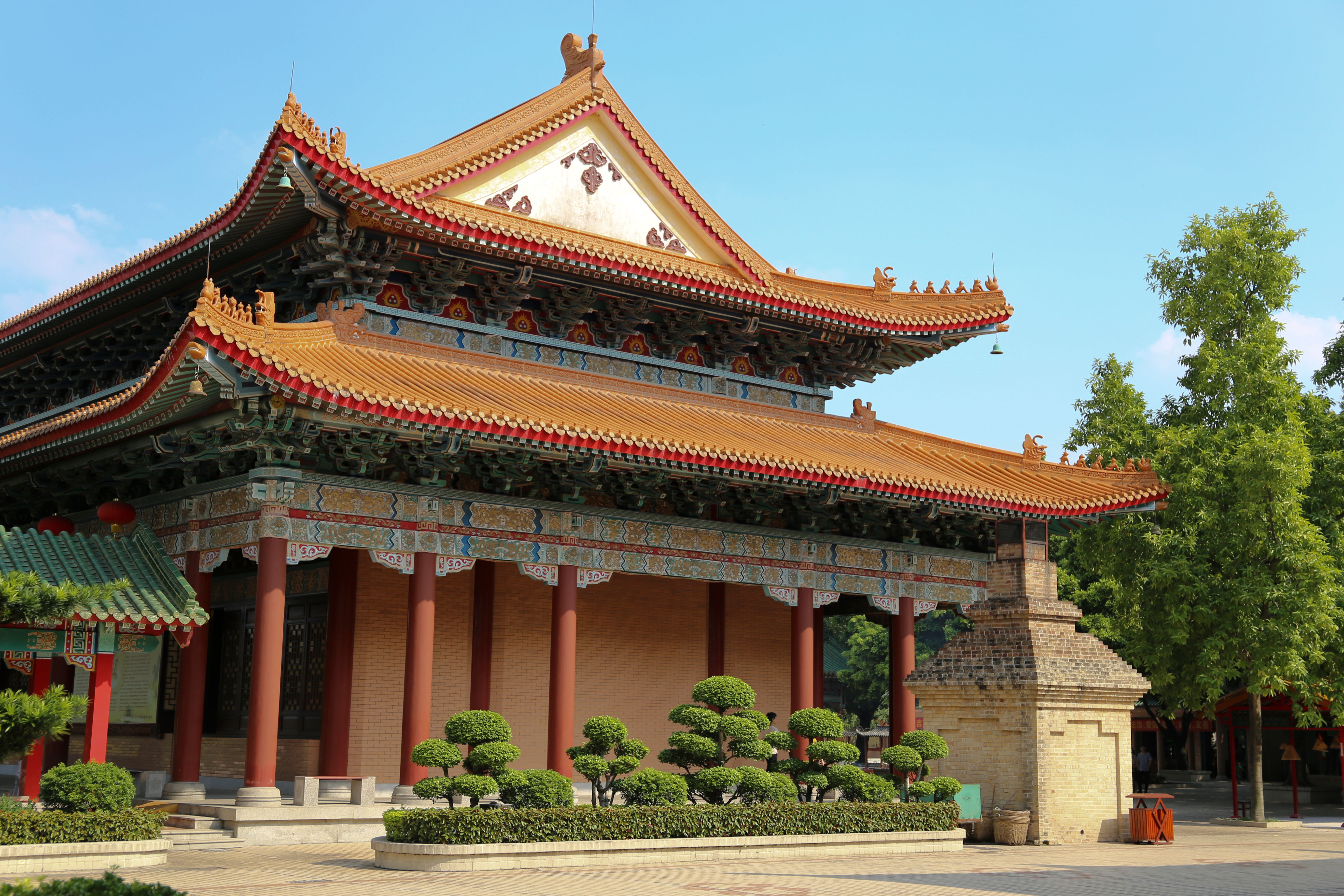 Exterior of a Traditional Chinese Building · Free Stock Photo