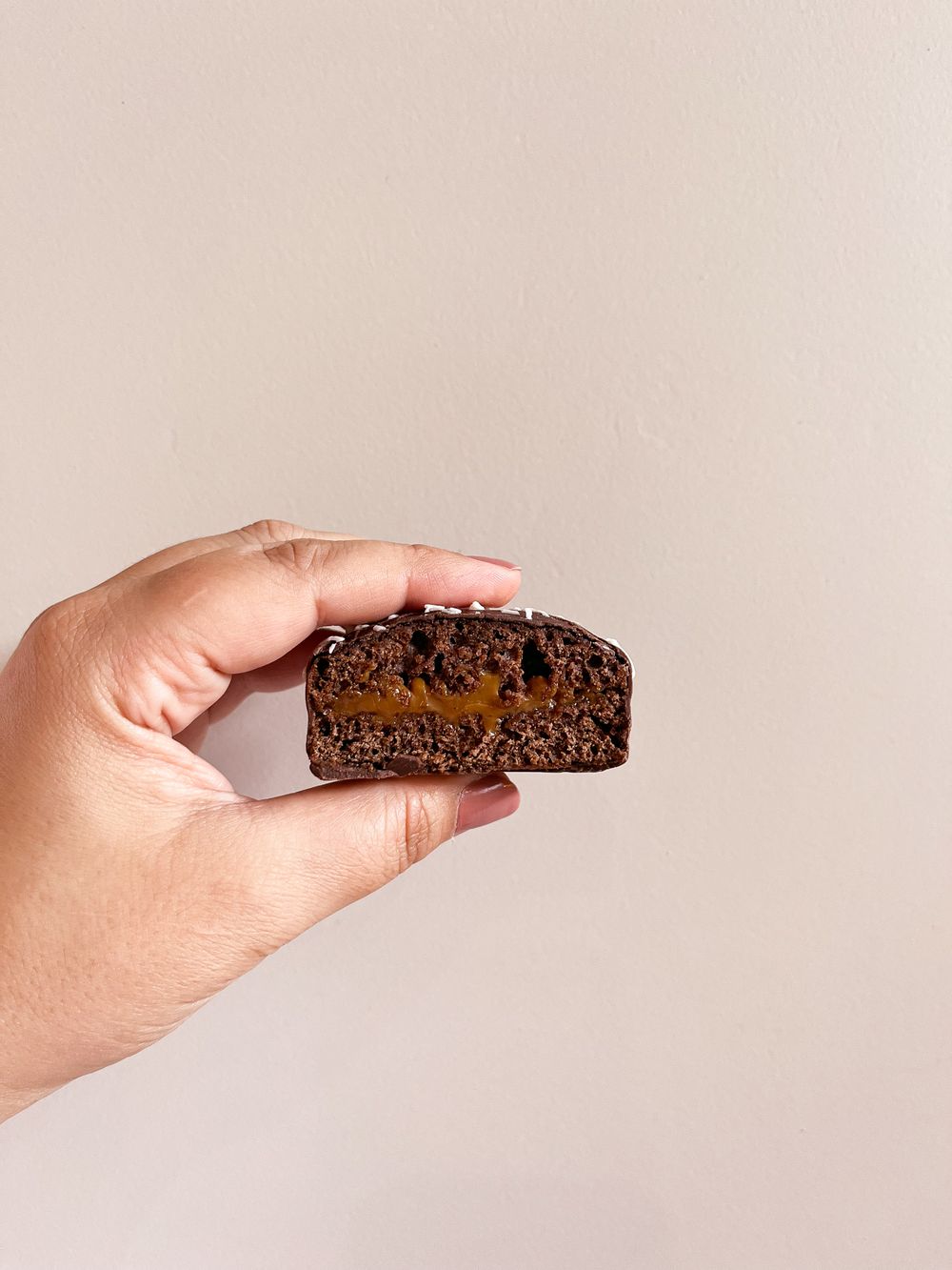 Chocolate templándose sobre mármol en el taller de Dulces Momentos