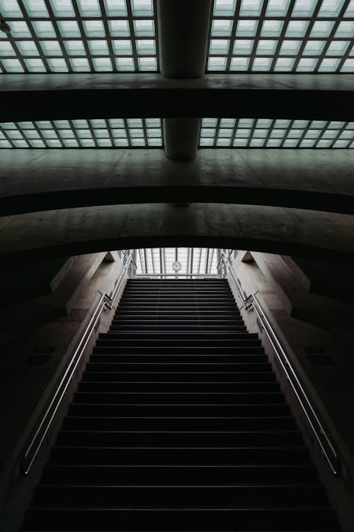 Фотография черной лестницы при слабом освещении