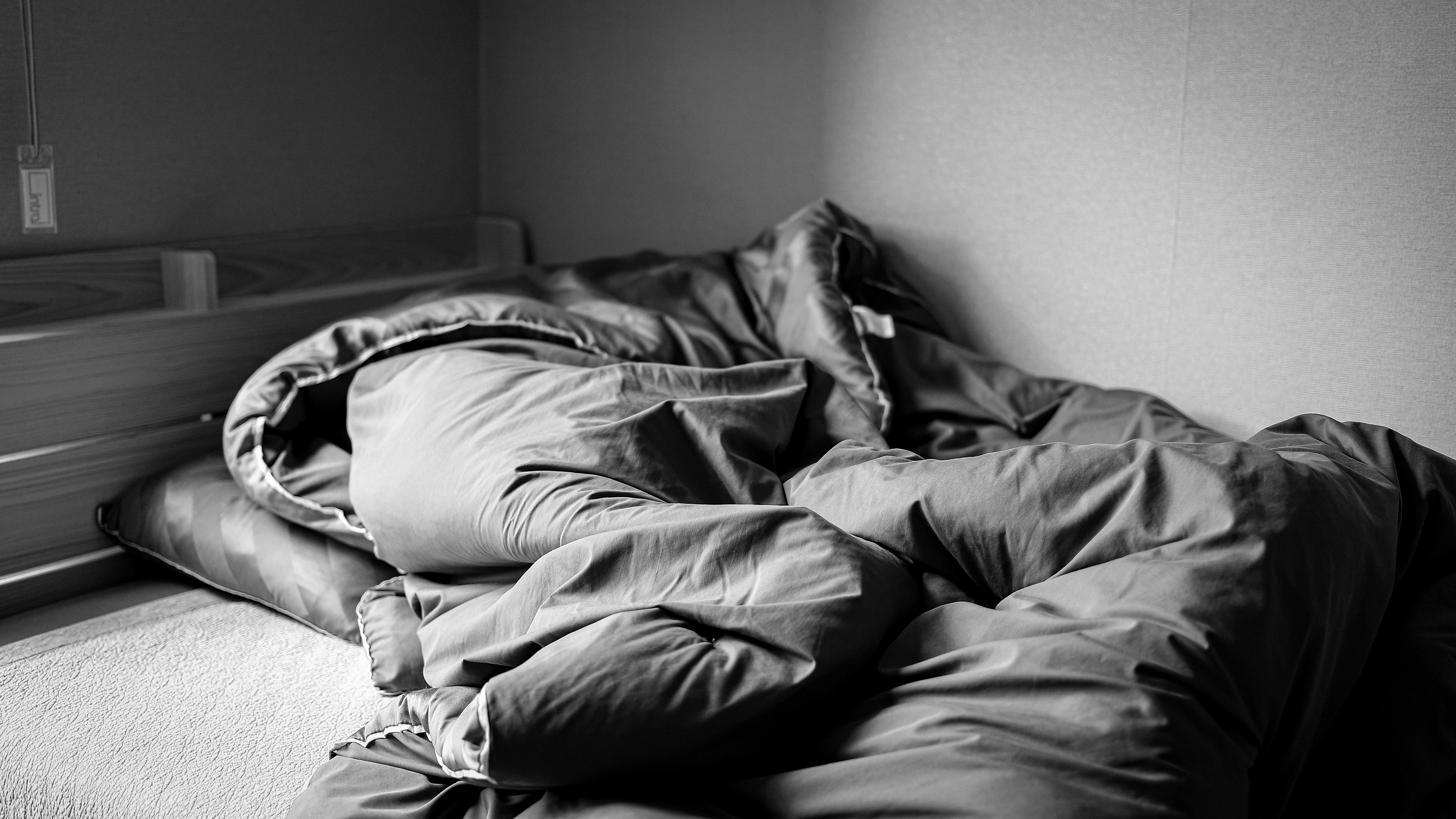 Bedclothes in Black and White · Free Stock Photo