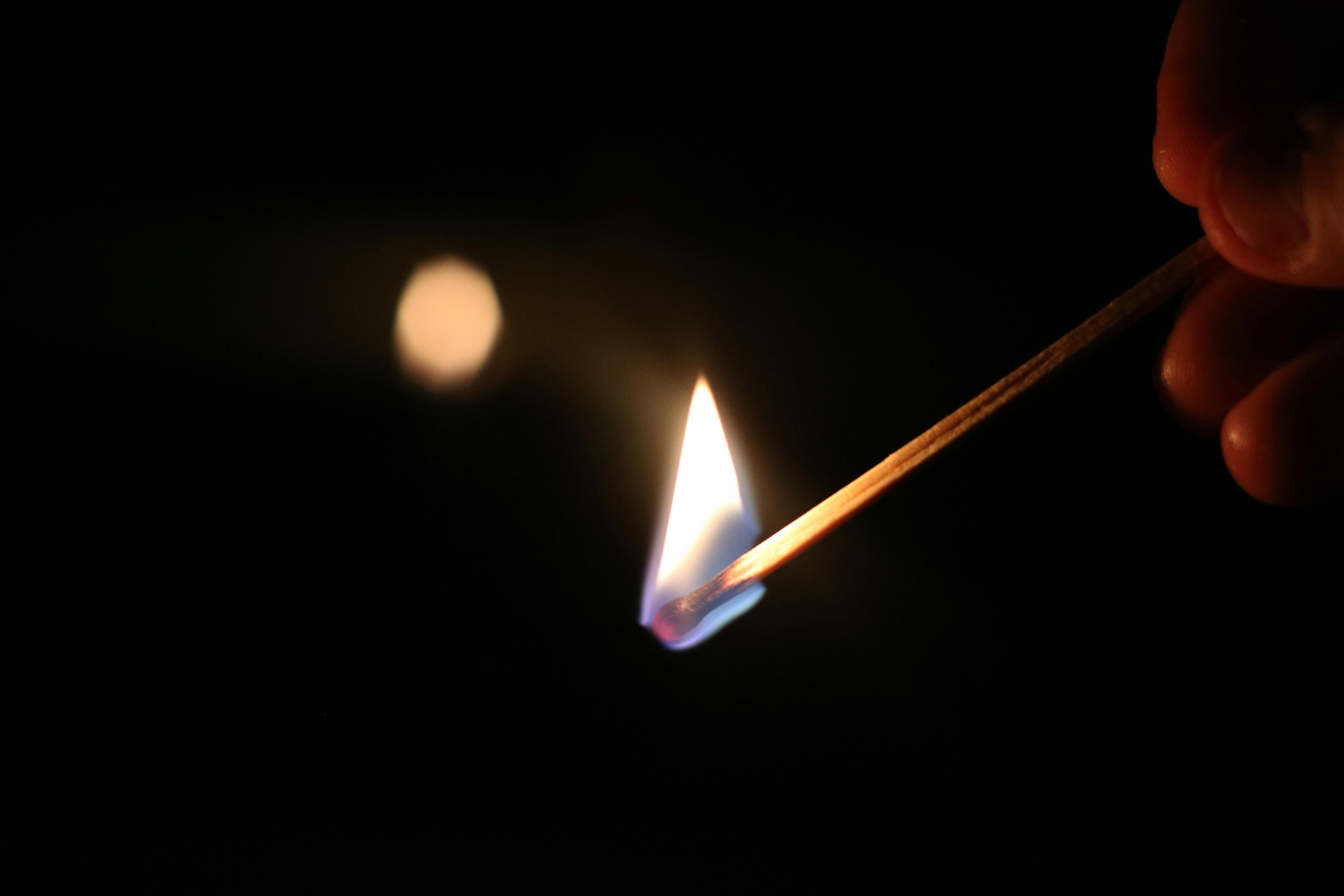 团队讨论合同细节