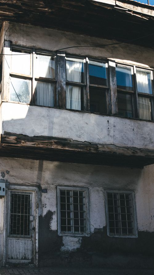Free A weathered, abandoned urban building with a dilapidated facade reflecting urban decay. Stock Photo