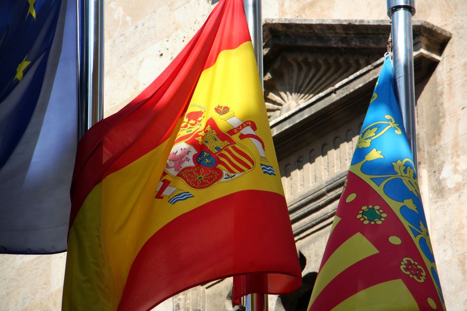 Acercamiento de las banderas española y valenciana ondeando en Valencia, España.